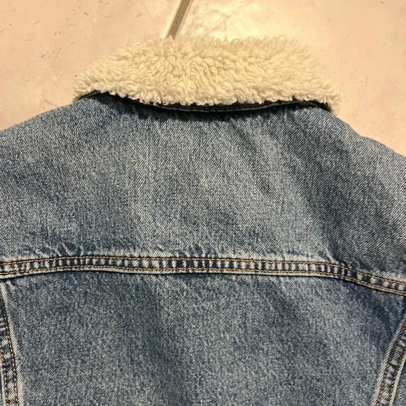 Levi’s Sherpa Trucker Distressed Wash Denim Jacket M - Picture 3 of 16